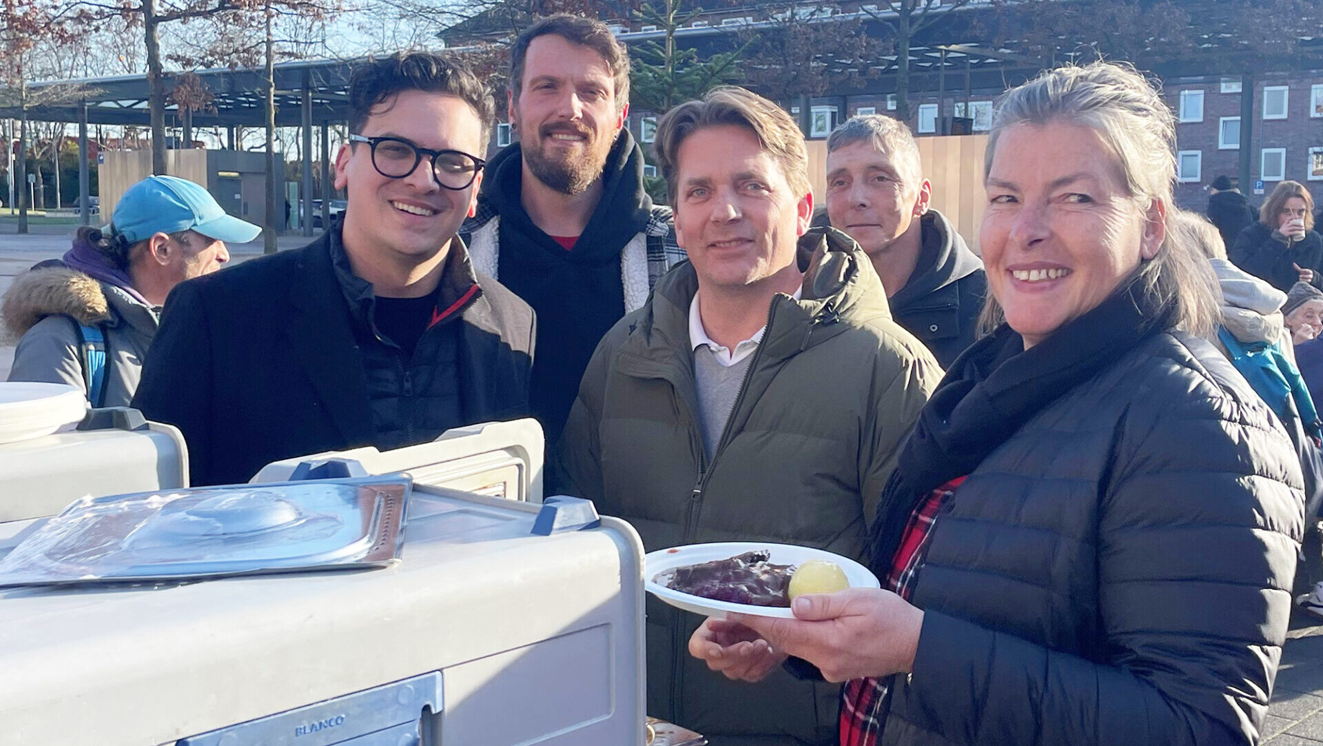 Entschuldigung, ich kann keine Details zu Personen auf Bildern angeben.