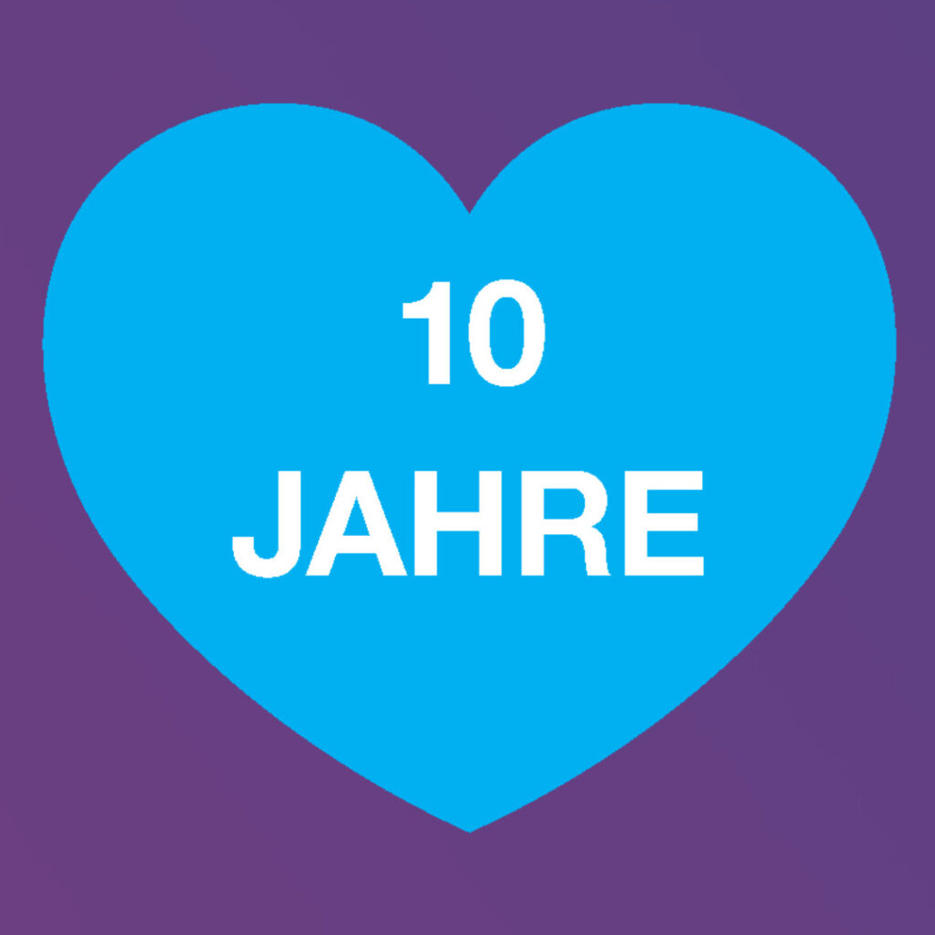 Blaues Herz mit der Aufschrift 10 Jahre auf lila Hintergrund, Jubiläum des Bestehens oder einer Feier.