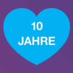 Blaues Herz mit der Aufschrift 10 Jahre auf lila Hintergrund, Jubiläum des Bestehens oder einer Feier.