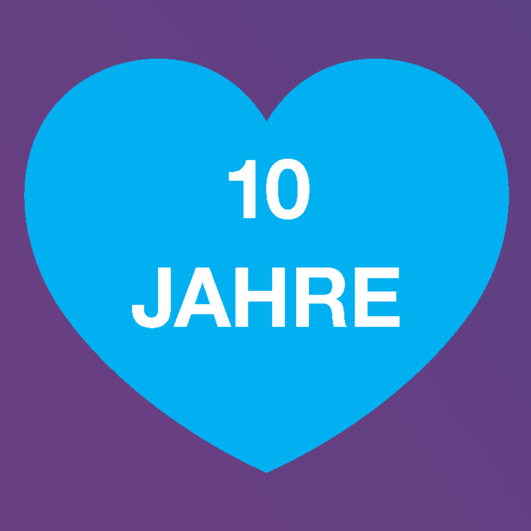 Blaues Herz mit der Aufschrift 10 Jahre auf lila Hintergrund, Jubiläum des Bestehens oder einer Feier.